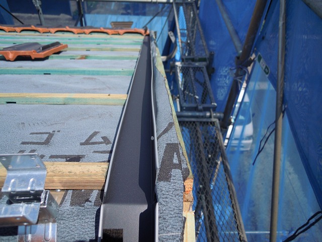 端部の抑え金物